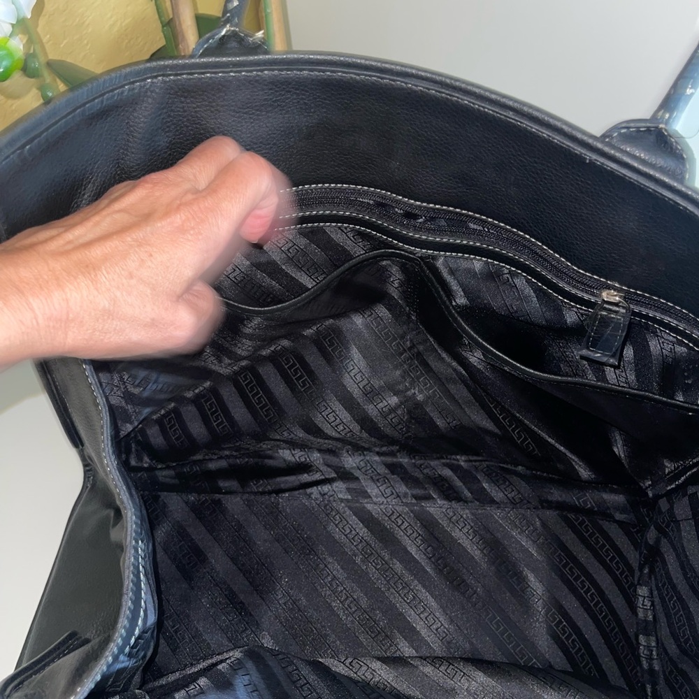 Elegant Black Tod's Leather Handbag - Picture 9 of 12